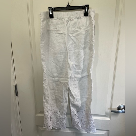 Chico's Women's White Cropped Pants Size 1 Eyelet Trim bottom Elastic Waist - Picture 4 of 8